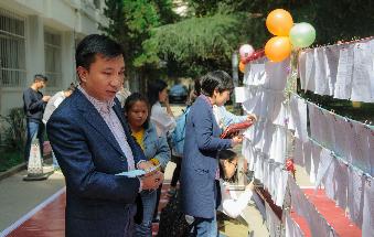 上图为beat365亚洲体育在线官网白震书记 上图为beat365亚洲体育在线官网白震书记
